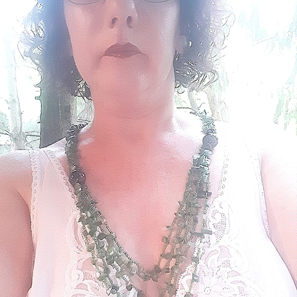 Beautiful Malachite Colored Necklace - Picture 4 of 4